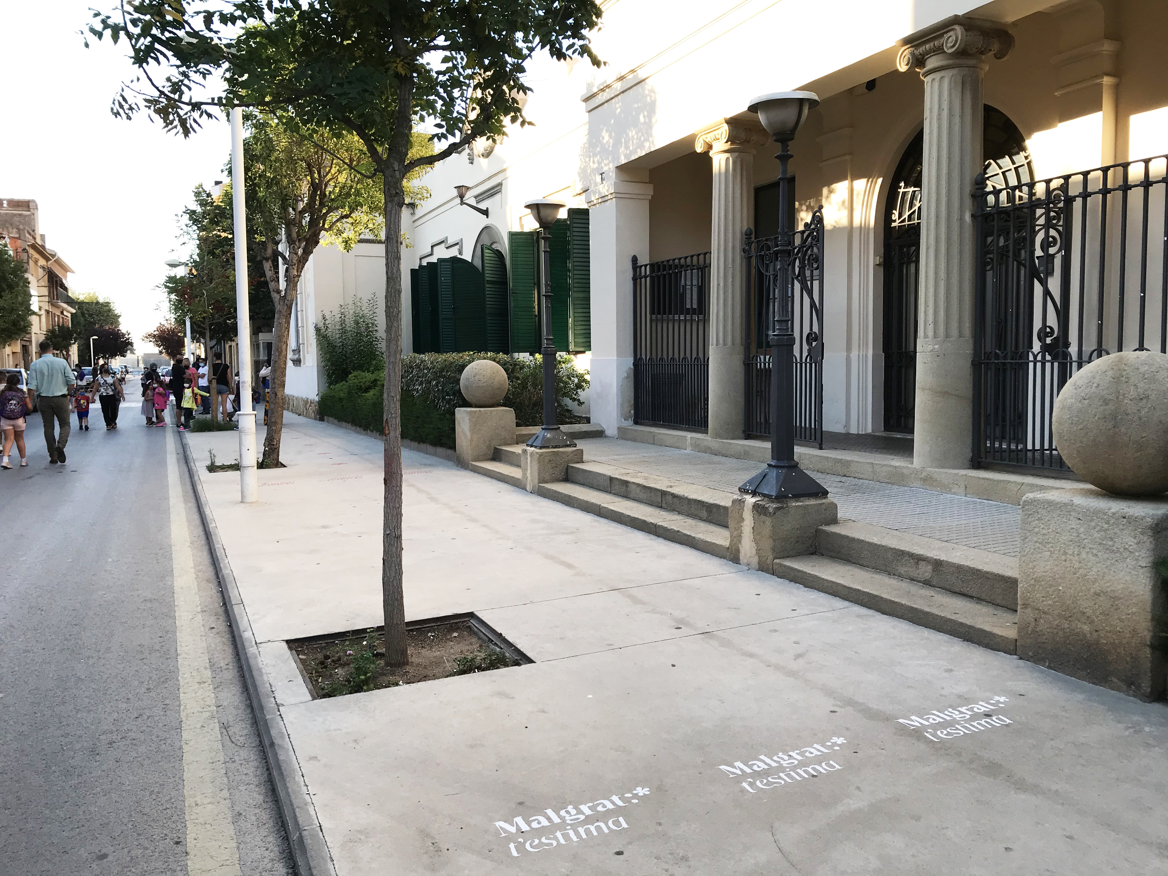 Una imatge d'arxiu del carrer de les Escoles. Foto: AjMalgrat. 