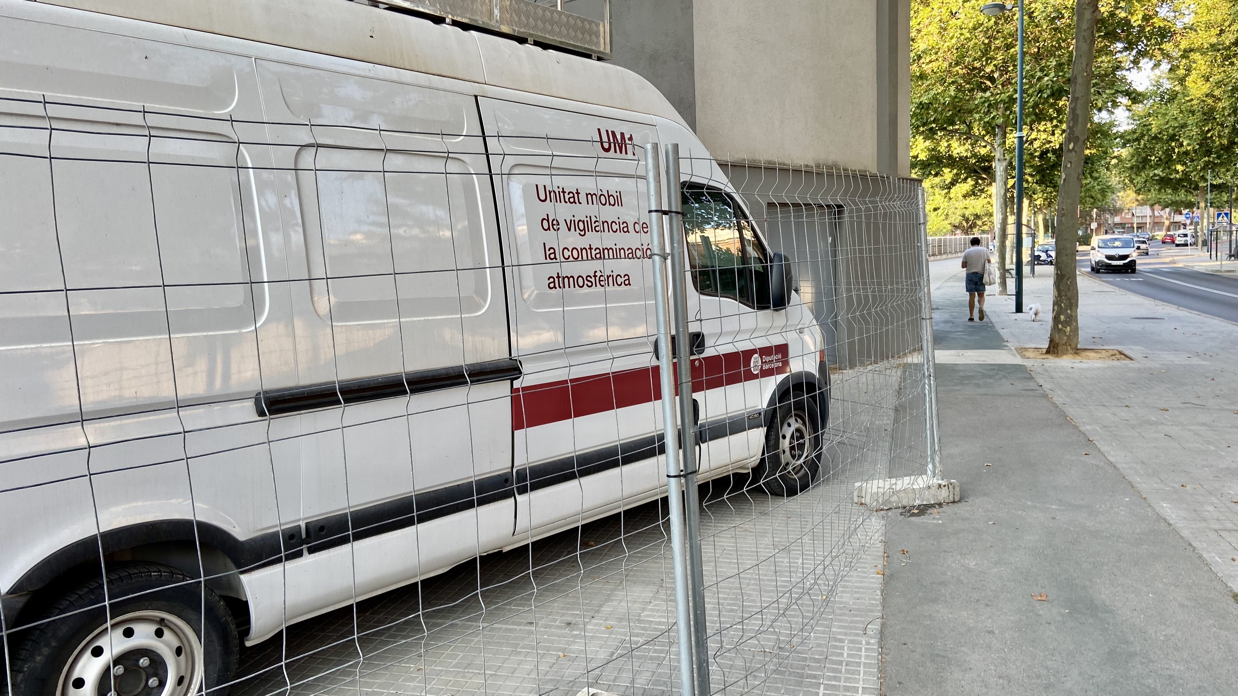 L'estació de control de la qualitat de l'aire es va instal·lar a l'avinguda Costa Brava ahir al migdia. Foto: AjMalgrat.