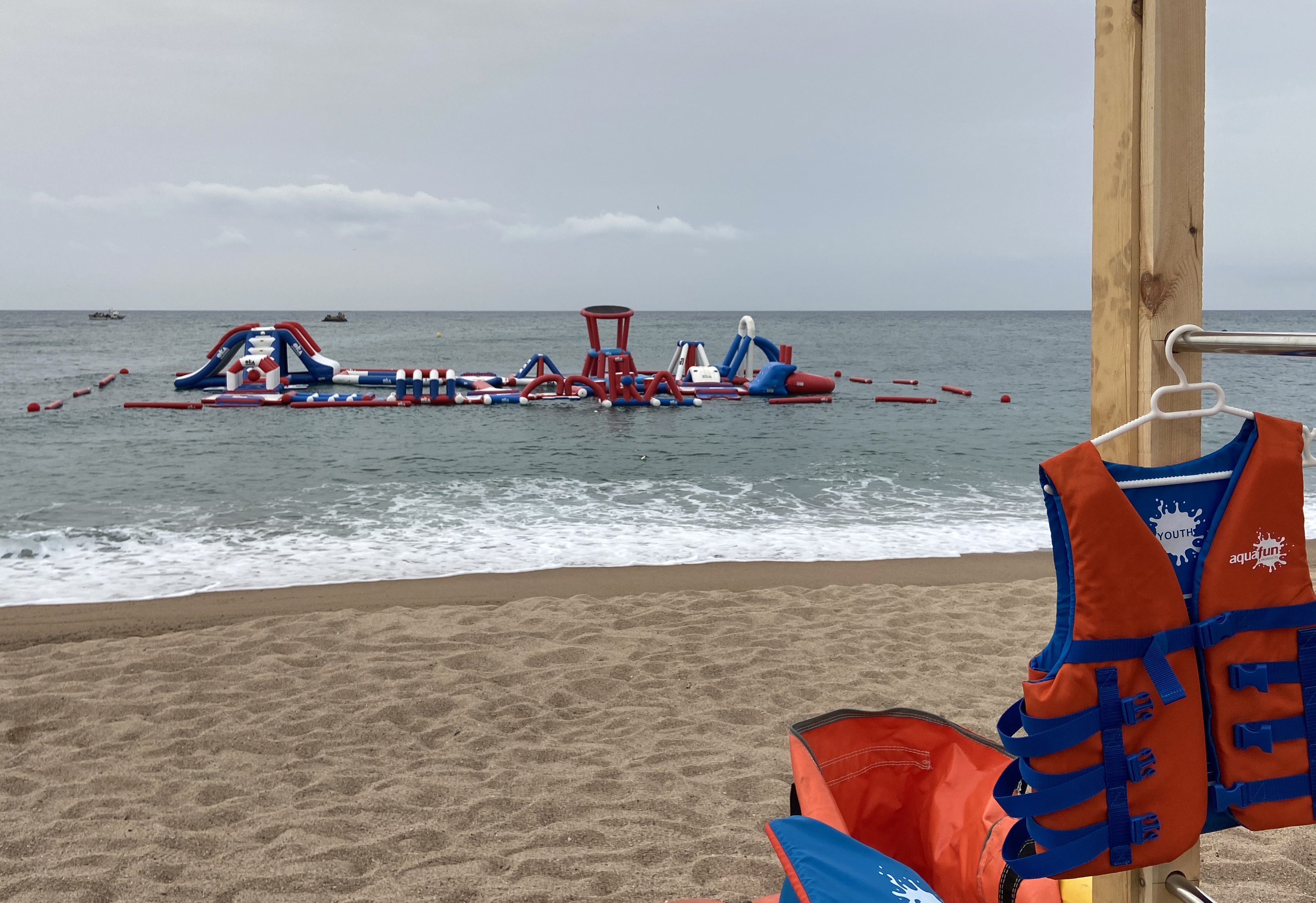 El parc inflable aquàtic de la platja de l'