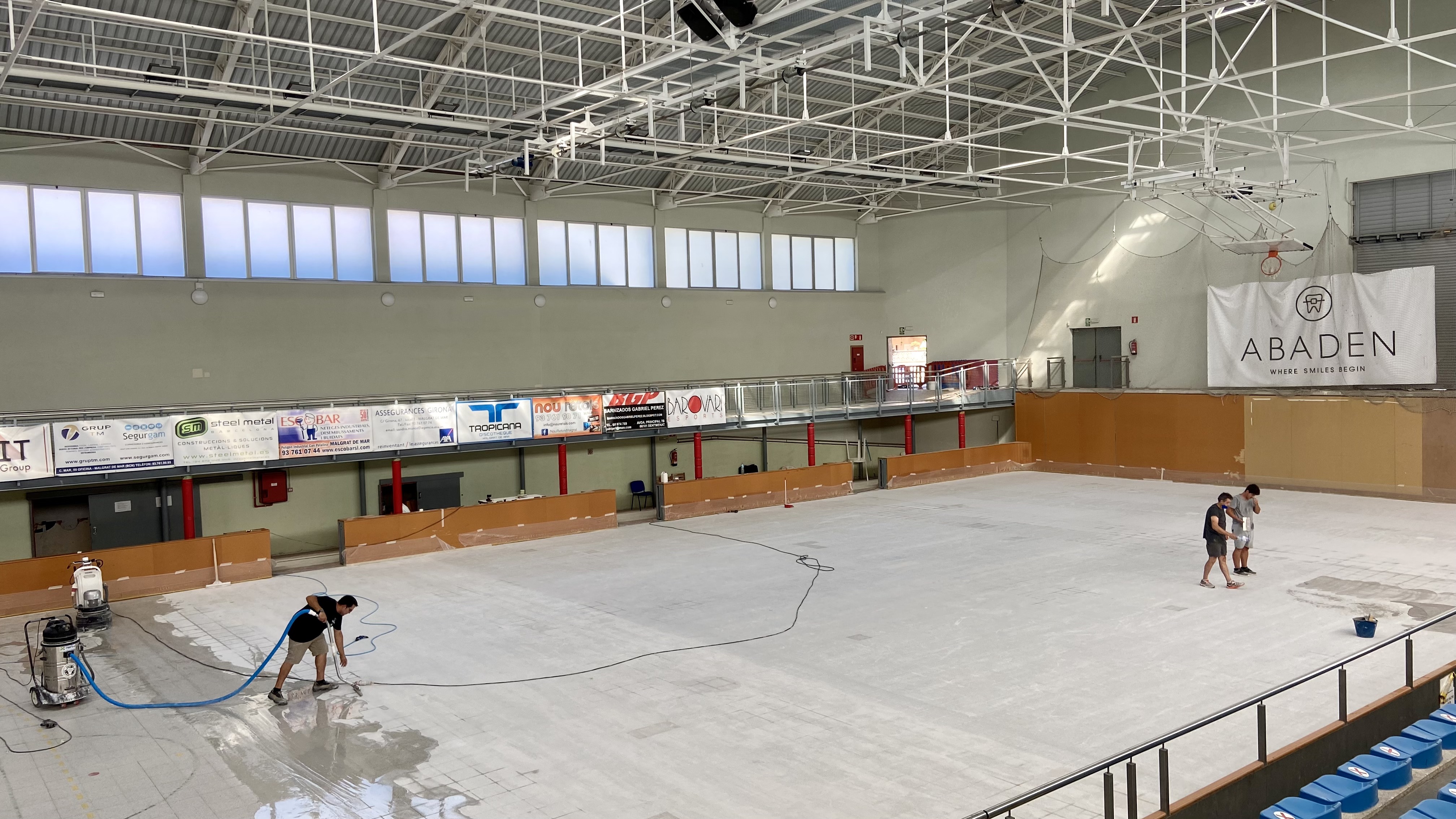 Els treballs per arranjar el terra del pavelló municipal estaran enllestits a mitjans d'agost