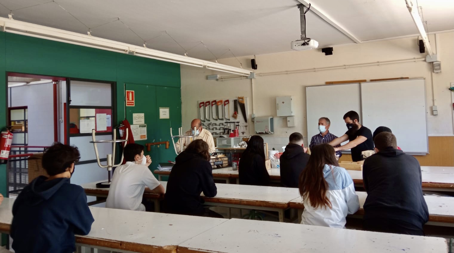 Medi Ambient i els voluntaris de Ciència Ciutadana ofereixen un taller de construcció de caixes niu a l'institut