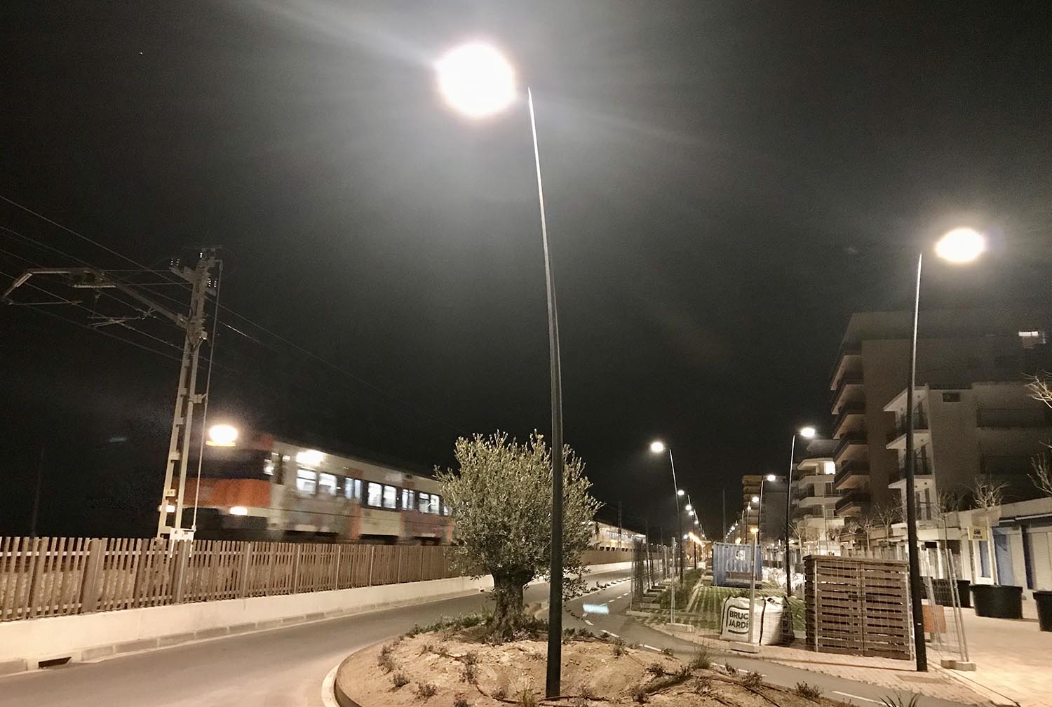 El tram remodelat del Passeig Marítim ja té el nou enllumenat