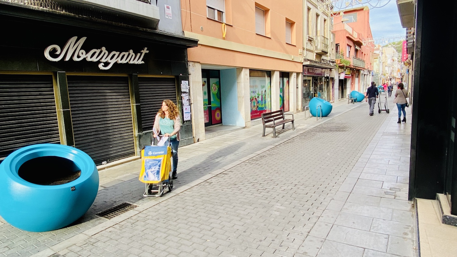 Comencen a col·locar les jardineres de colors a l'eix comercial del centre 