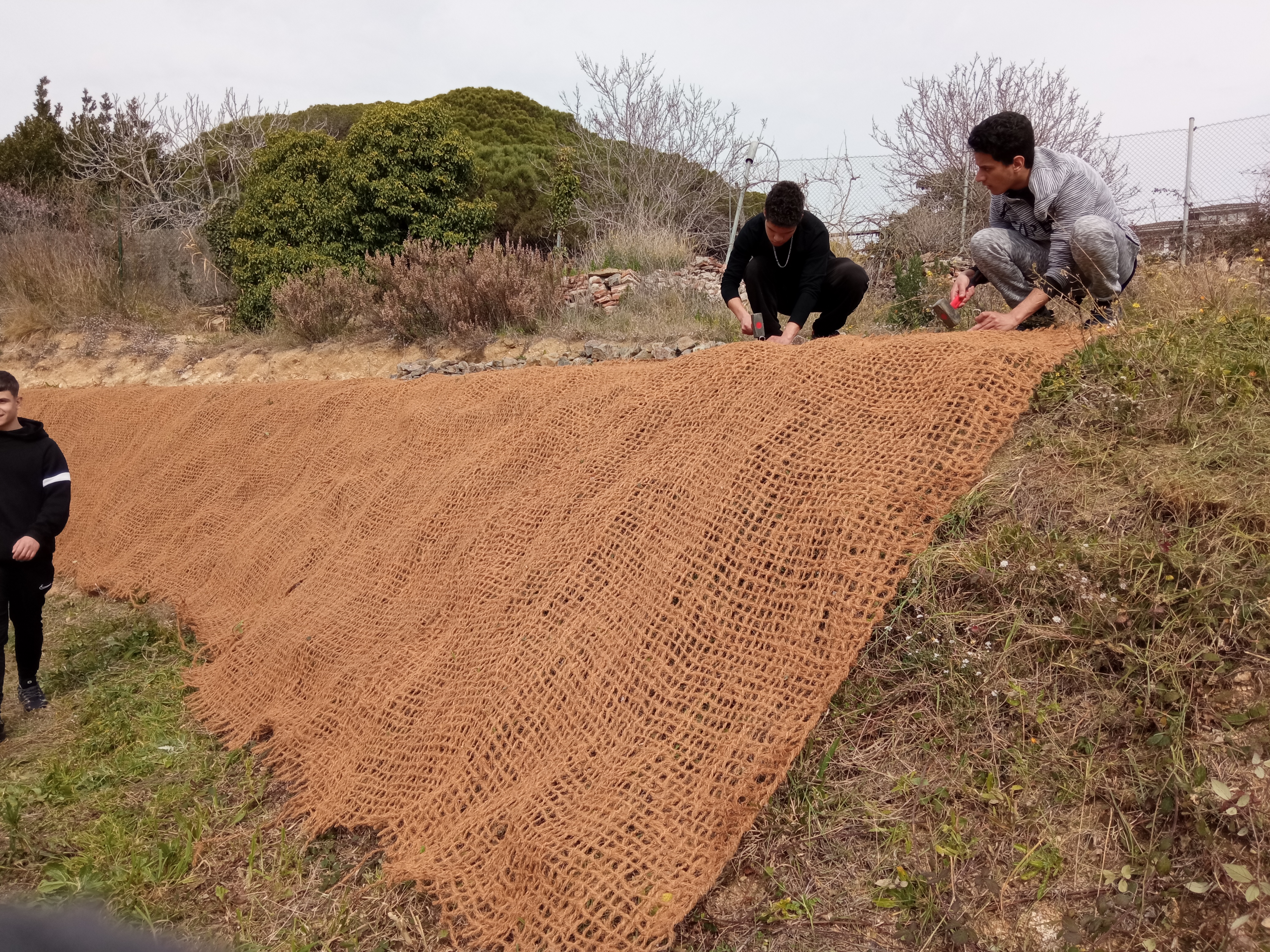 Alumnes de Jardineria de l'Institut Ramon Turró fan tasques setmanals de conservació al pati del Molí de la Sal