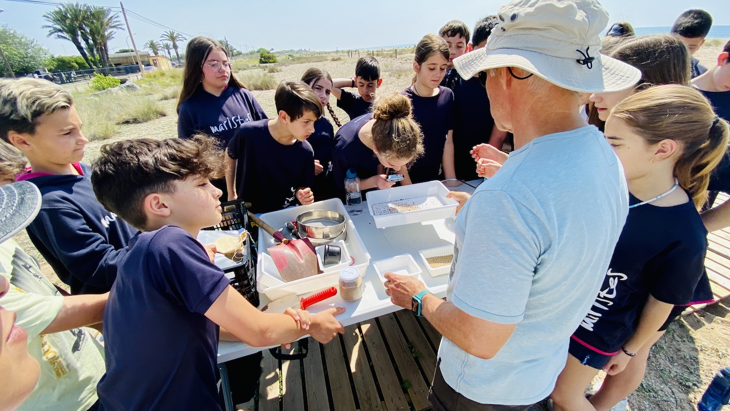 Els alumnes de 5è de Primària descobreixen els hàbitats de la platja natural de la Conca