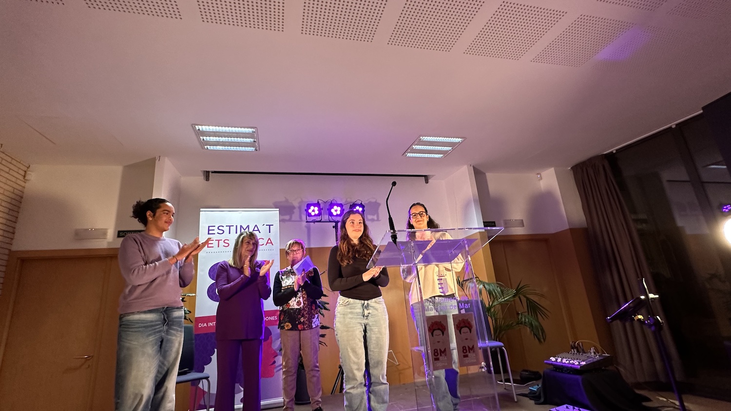 Unes 150 persones assisteixen a la lectura del manifest institucional del 8 M