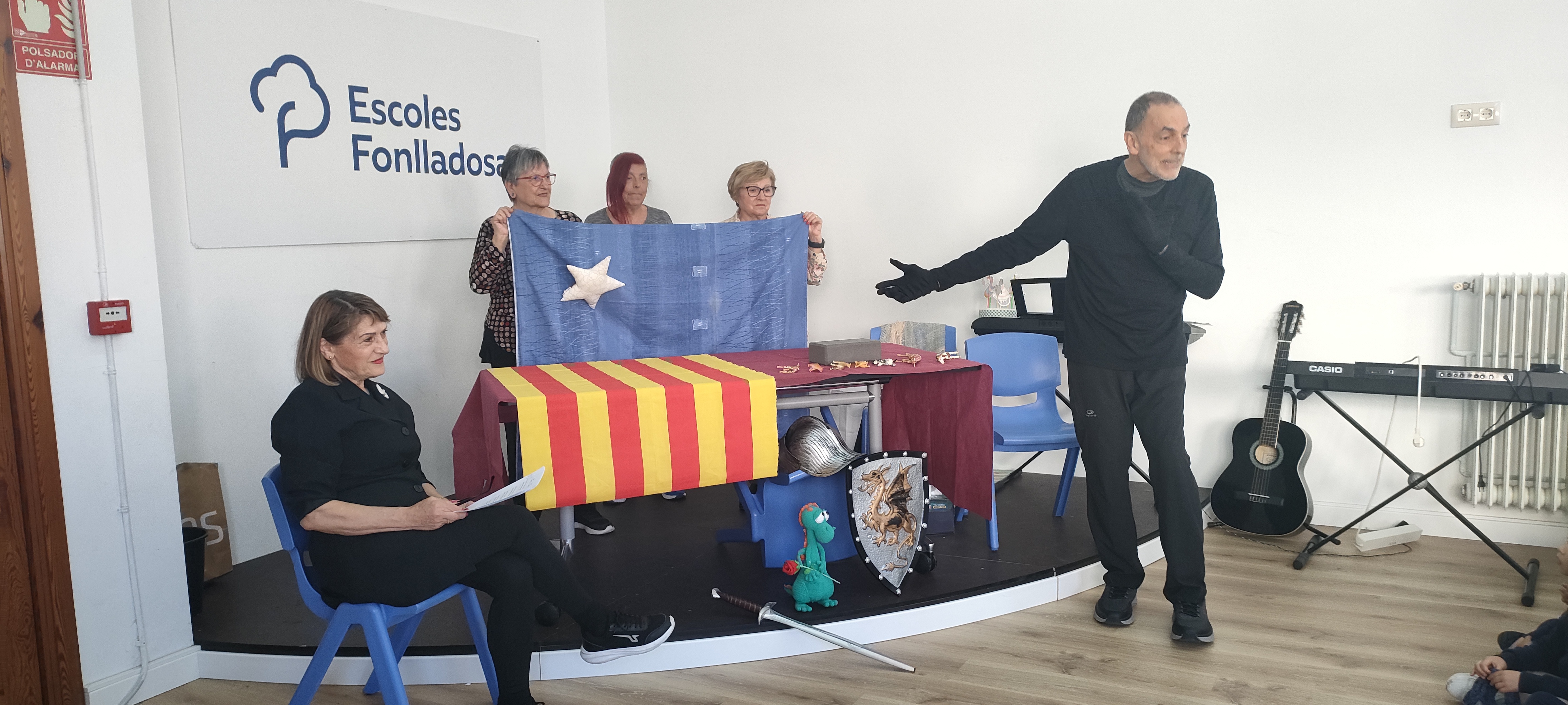 Alumnes del Centre Formació d'Adults expliquen contes a 500 infants