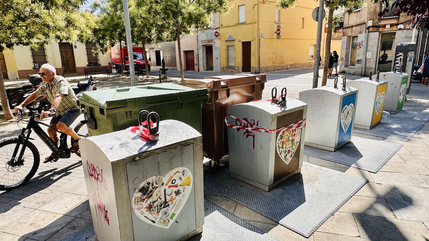 Els contenidors de recollida de brossa de la plaça Pau Casals es trauran el 6 d'agost