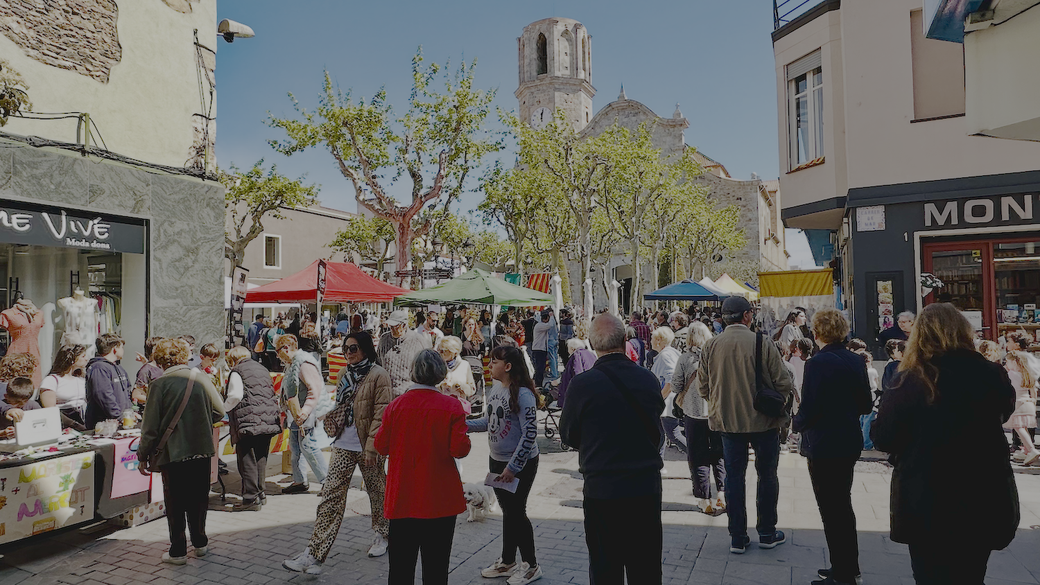 La plaça de l'Església, epicentre del matí de Sant Jordi a Malgrat