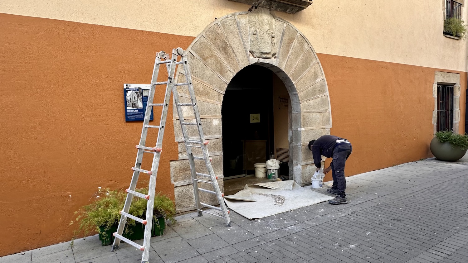 Comencen els treballs de conservació de l'escut heràldic de can Desclapers a la biblioteca